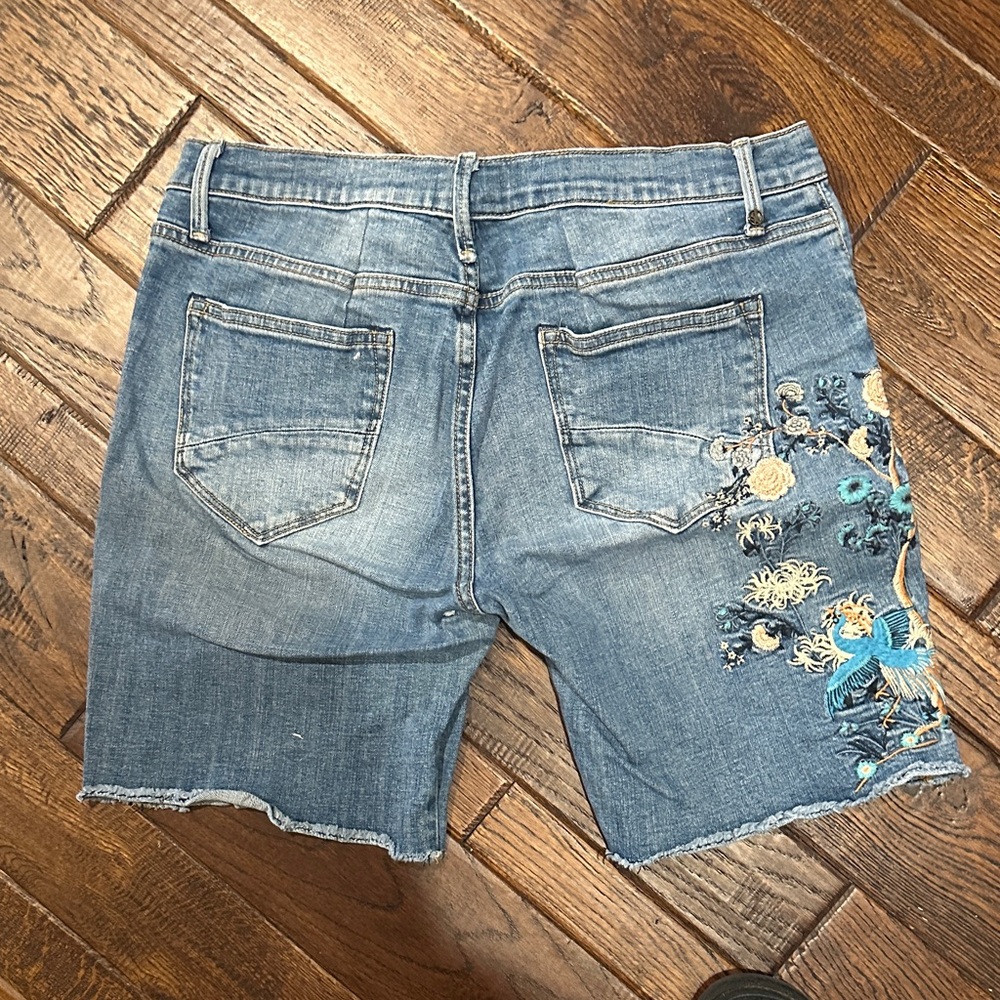 DRIFTWOOD Blue Embroidered birds of paradise Bermuda Jean Shorts - Picture 4 of 6